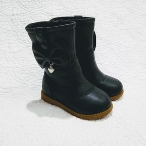 I love yokids black cute boots. Size 8